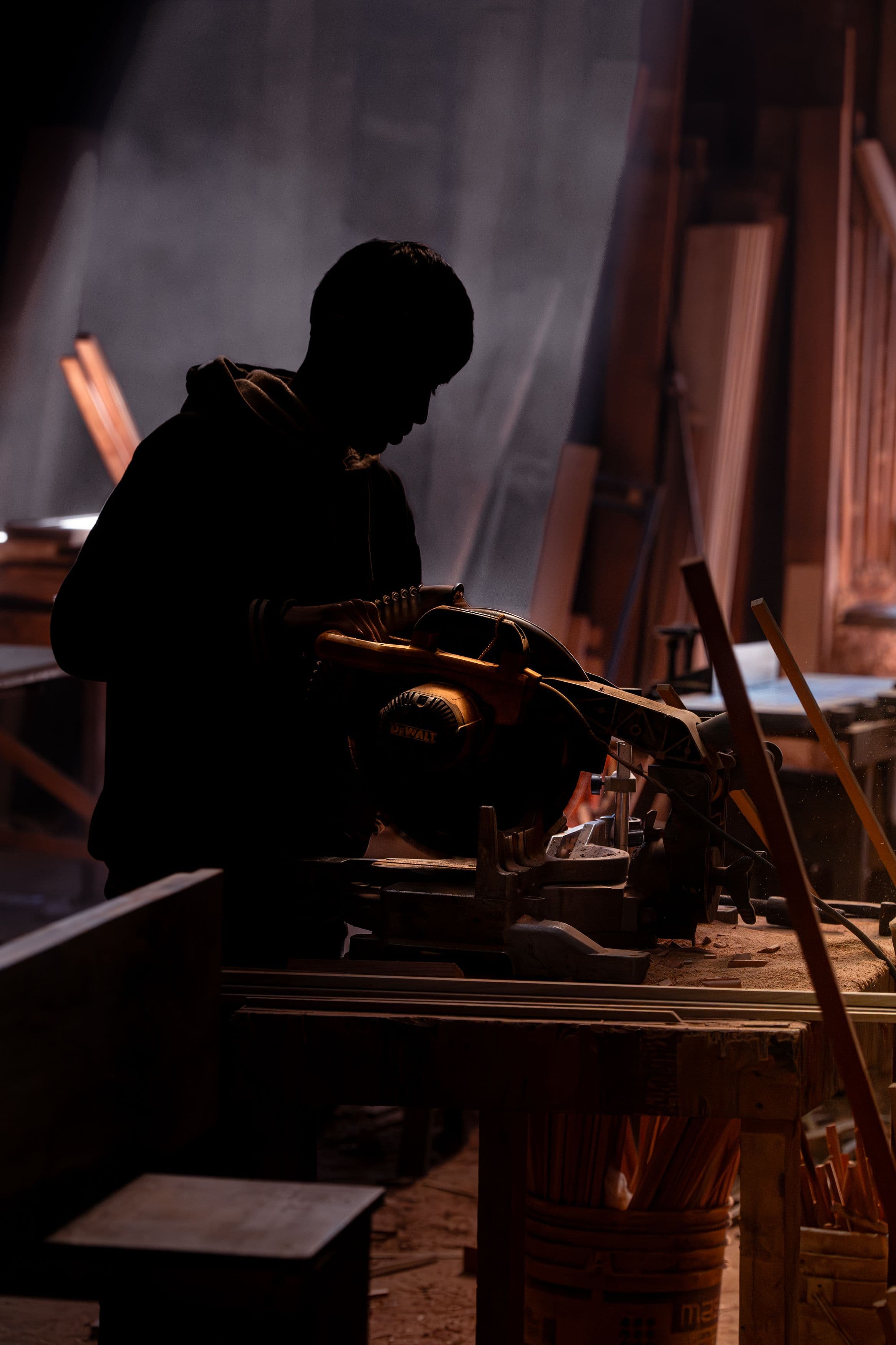 Carpintero trabajando